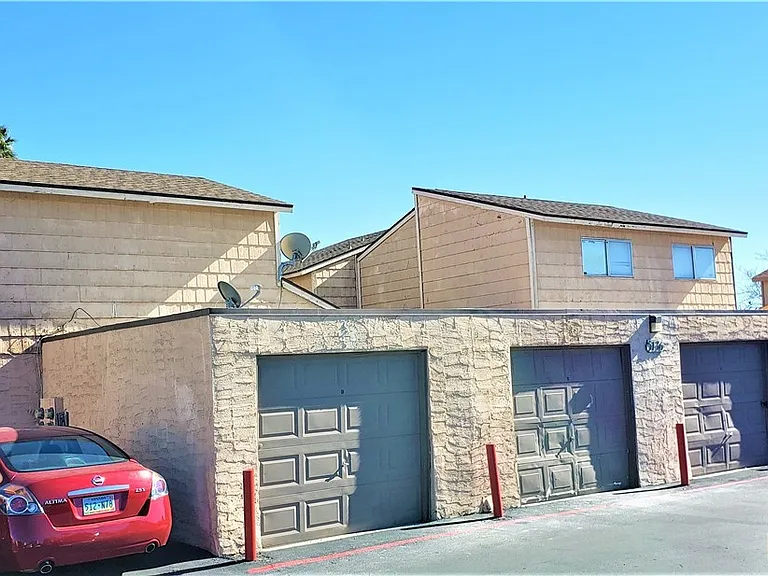5136 Golden Ln #D — Photo 1