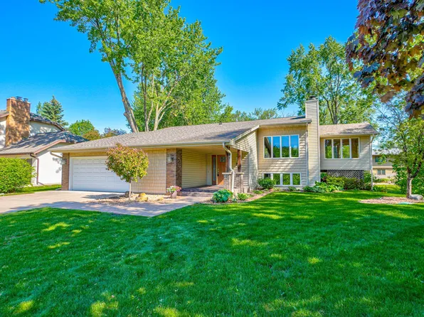 233 Grandview Ave W, Roseville, MN 55113