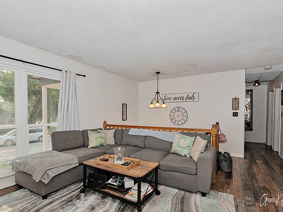 4th image of 426 Woodmoor Dr
