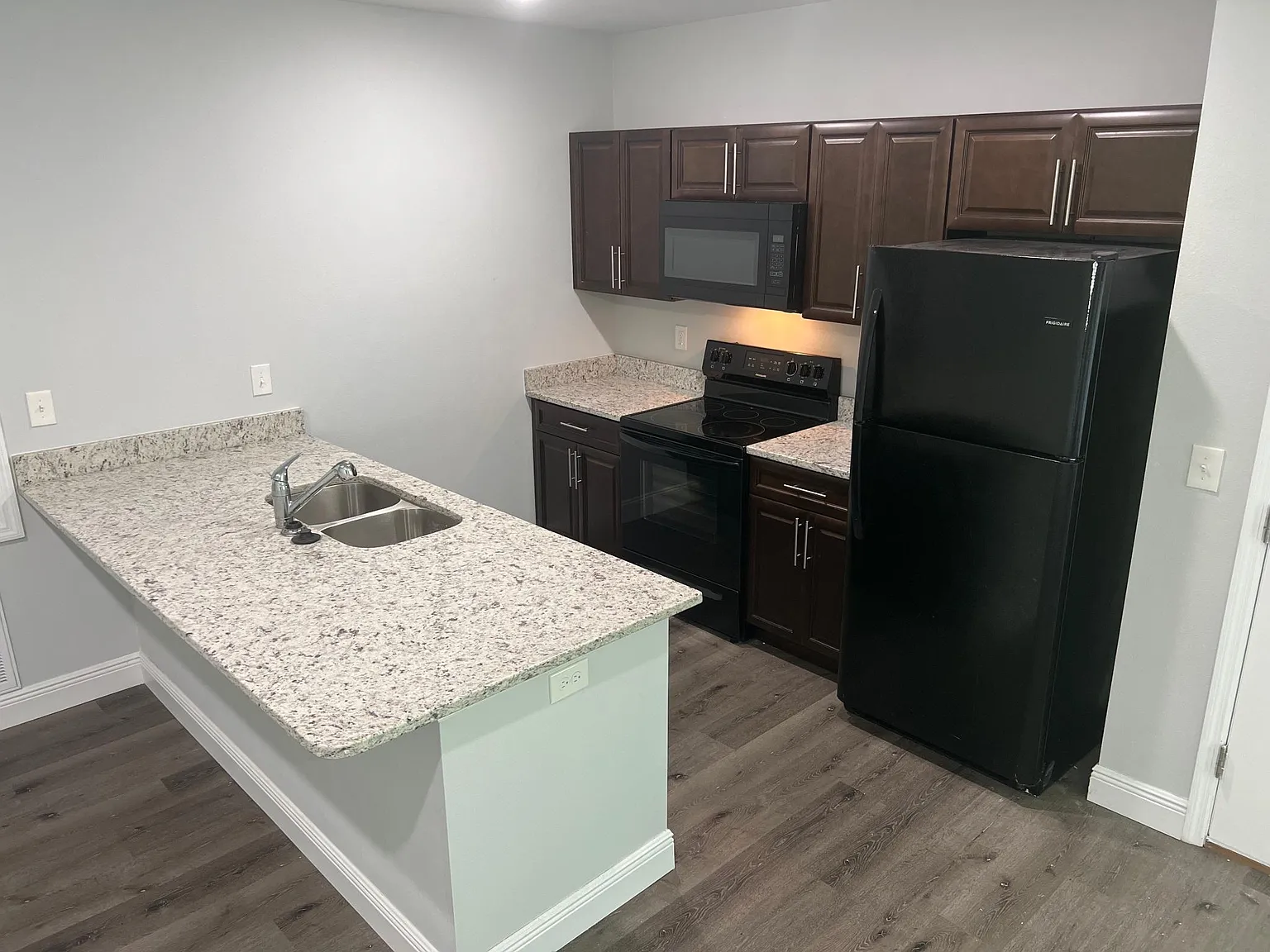 2261 Florida Dr — Photo 4