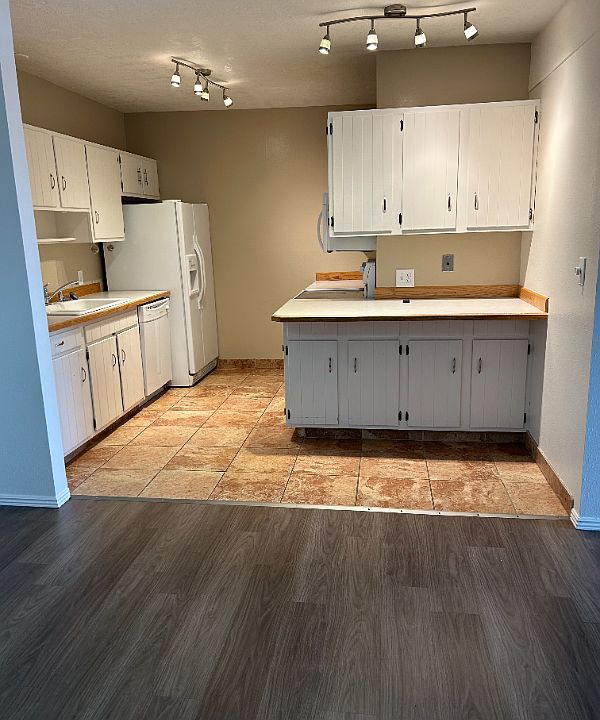 1st image of 300 14th Ave S