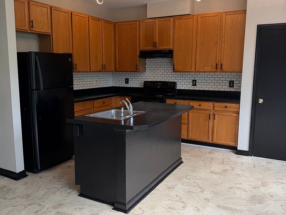 1st image of 120 Penwick Cir