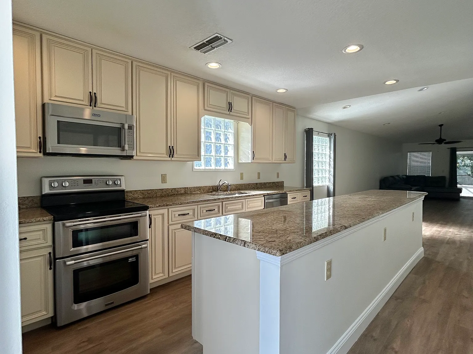 3 bed, 1228 sqft, $2,100 — Photo 3