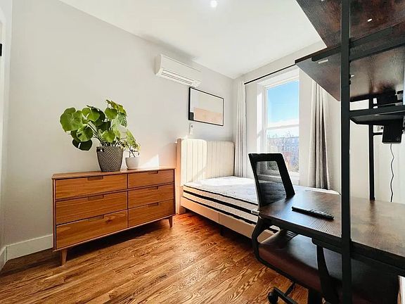3rd image of 325 Putnam Ave APT 2L