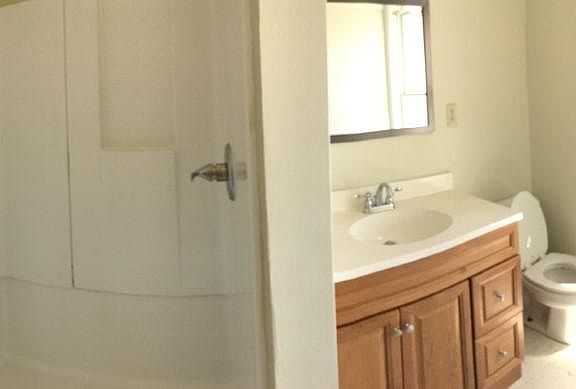 Bathroom (rear)