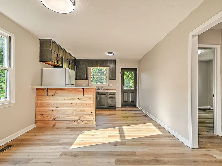 921 Elizabeth St — Photo 6