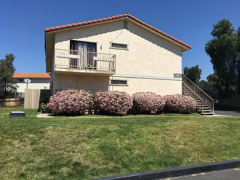 1023 N Citrus Ave — Photo 2