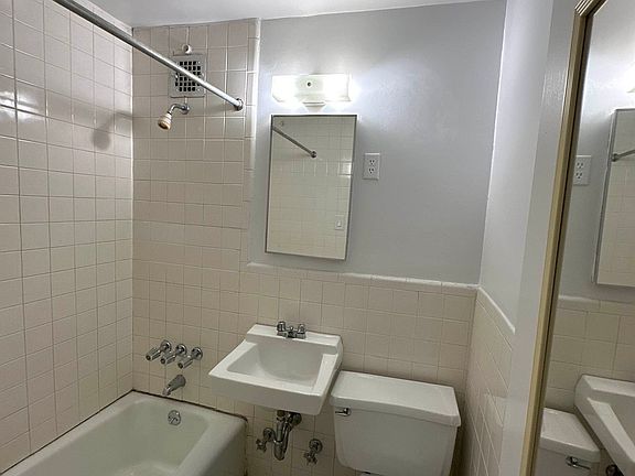 5th image of 303 E 89th St APT 2D