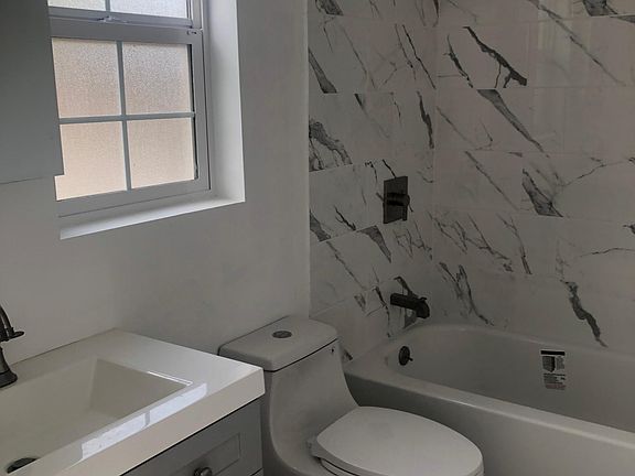 4th image of 1028 Oak Ave