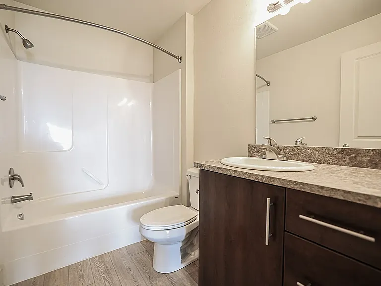 Mesa Falls Apartments — Photo 16