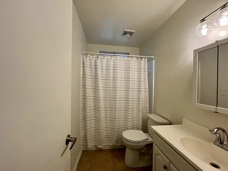 Full Bathroom with tub