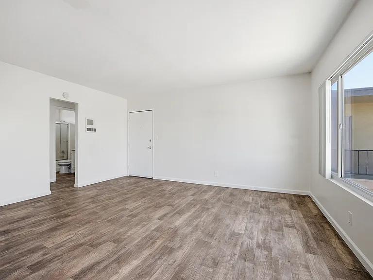 635 Emory St #8 — Photo 6