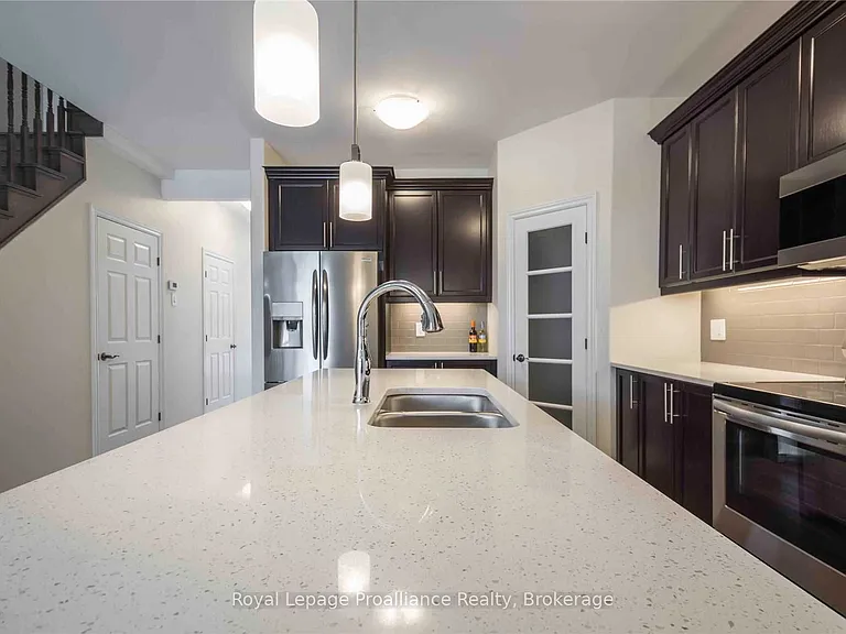 28 Nipigon St — Photo 8