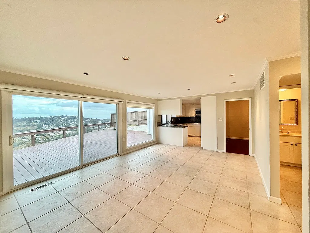 3 bed, 2.5 bath, 2500 sqft, $8,500 — Photo 2