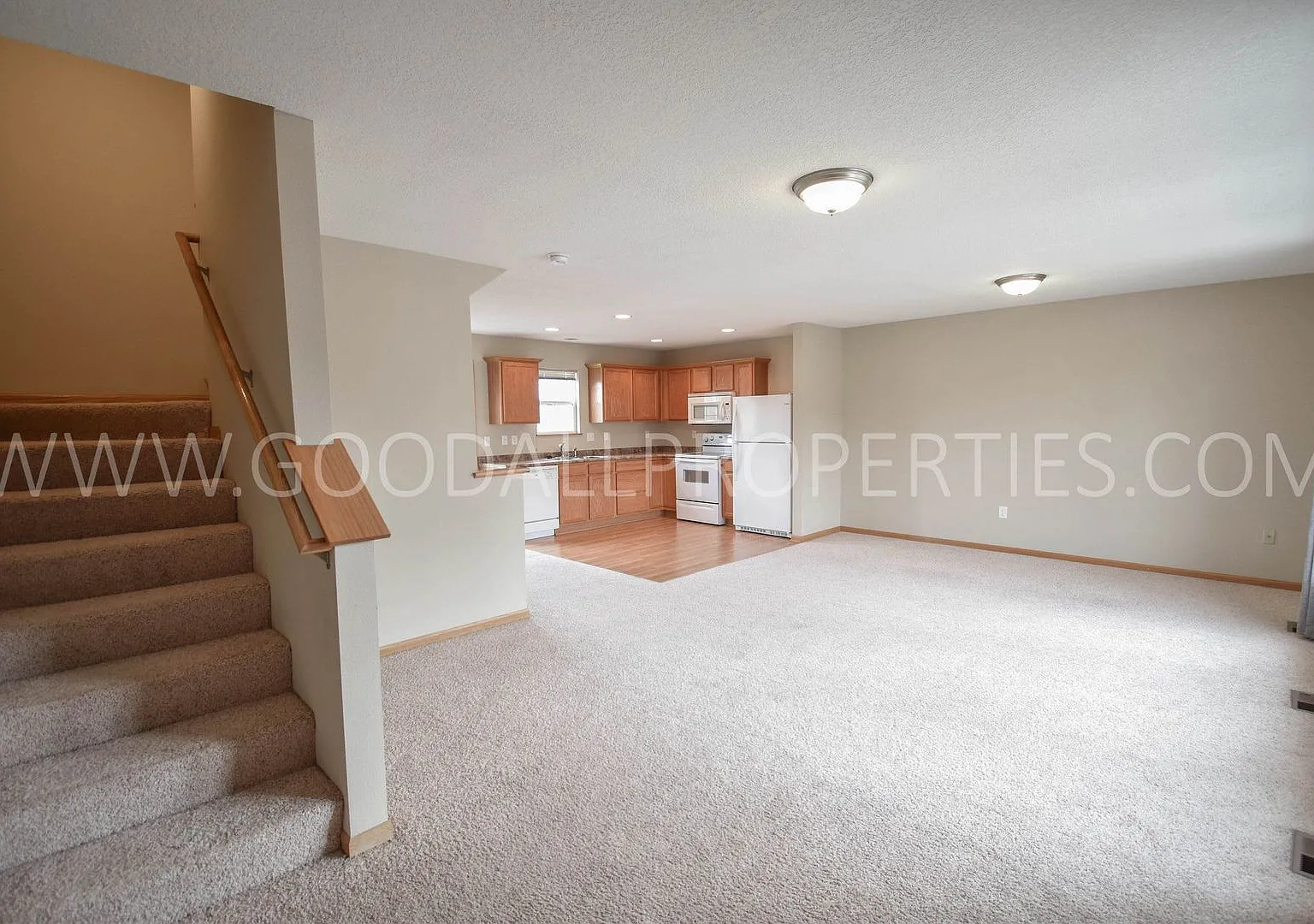 Now $1,550! Spacious Urbandale Townhome with 2-Car Garage, Deck & Lawn Care Included — Photo 4