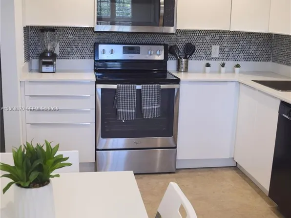 3970 Oaks Clubhouse Dr APT 306, Pompano Beach, FL 33069