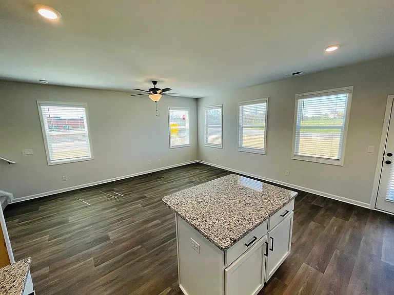 126 Lauren St — Photo 10