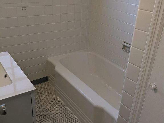 5th image of 137 Danube Ave APT 4