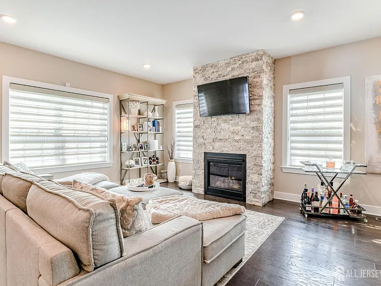 1529 Paxton Ln — Photo 6