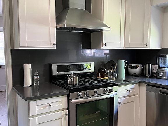 4th image of 2720 Waverley St