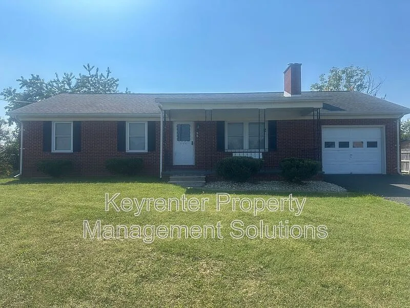 3 bed, 1.5 bath, 1253 sqft, $1,700 — Photo 1