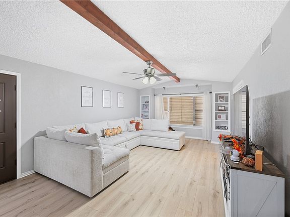 4th image of 466 Macleod Dr