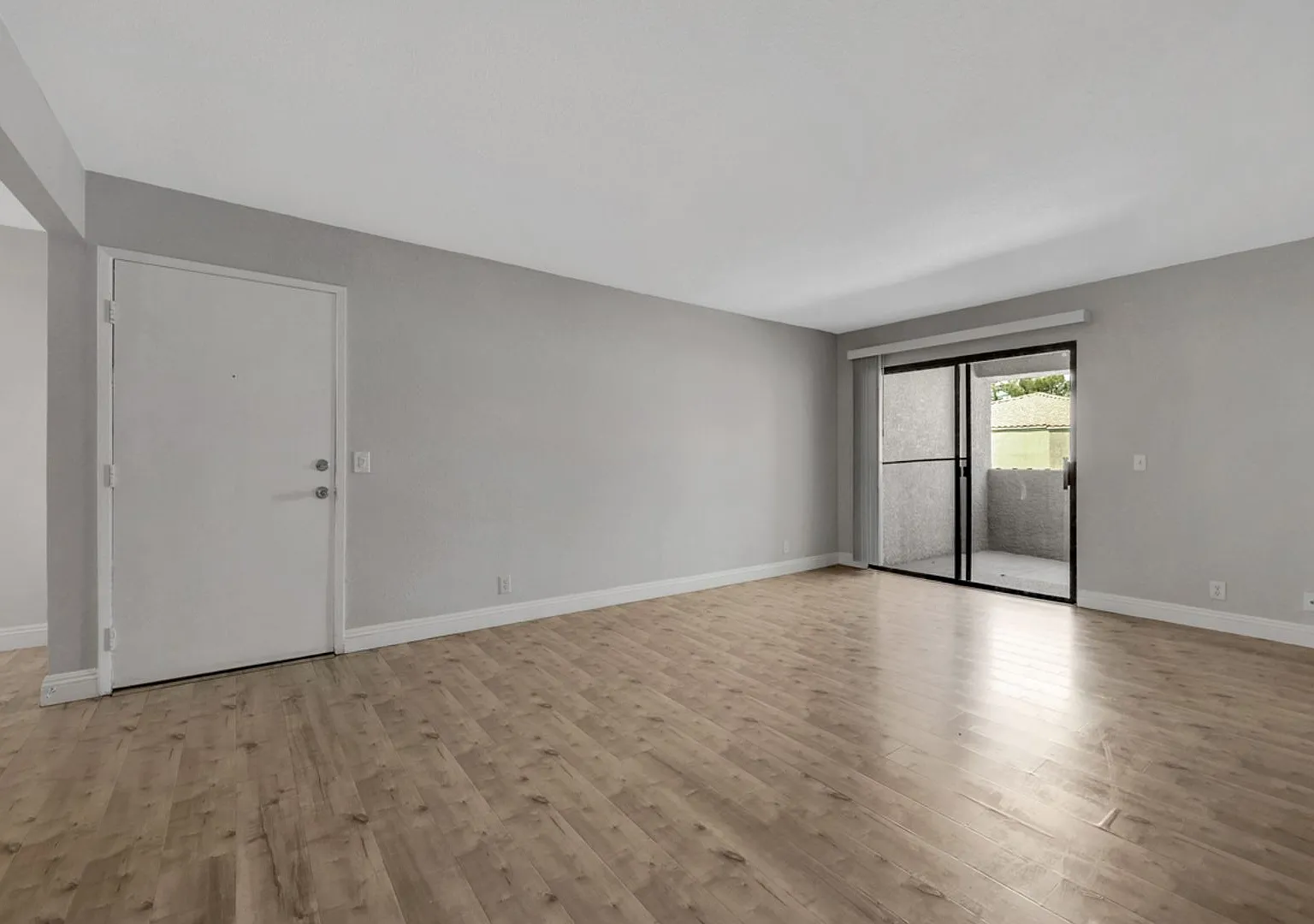 Upgraded 2 bedroom in gated community — Photo 3