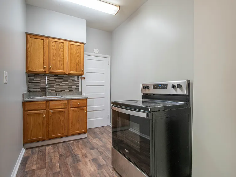256 E Grove St — Photo 6