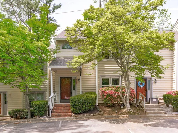 203 Oak Hollow Ct, Raleigh, NC 27613