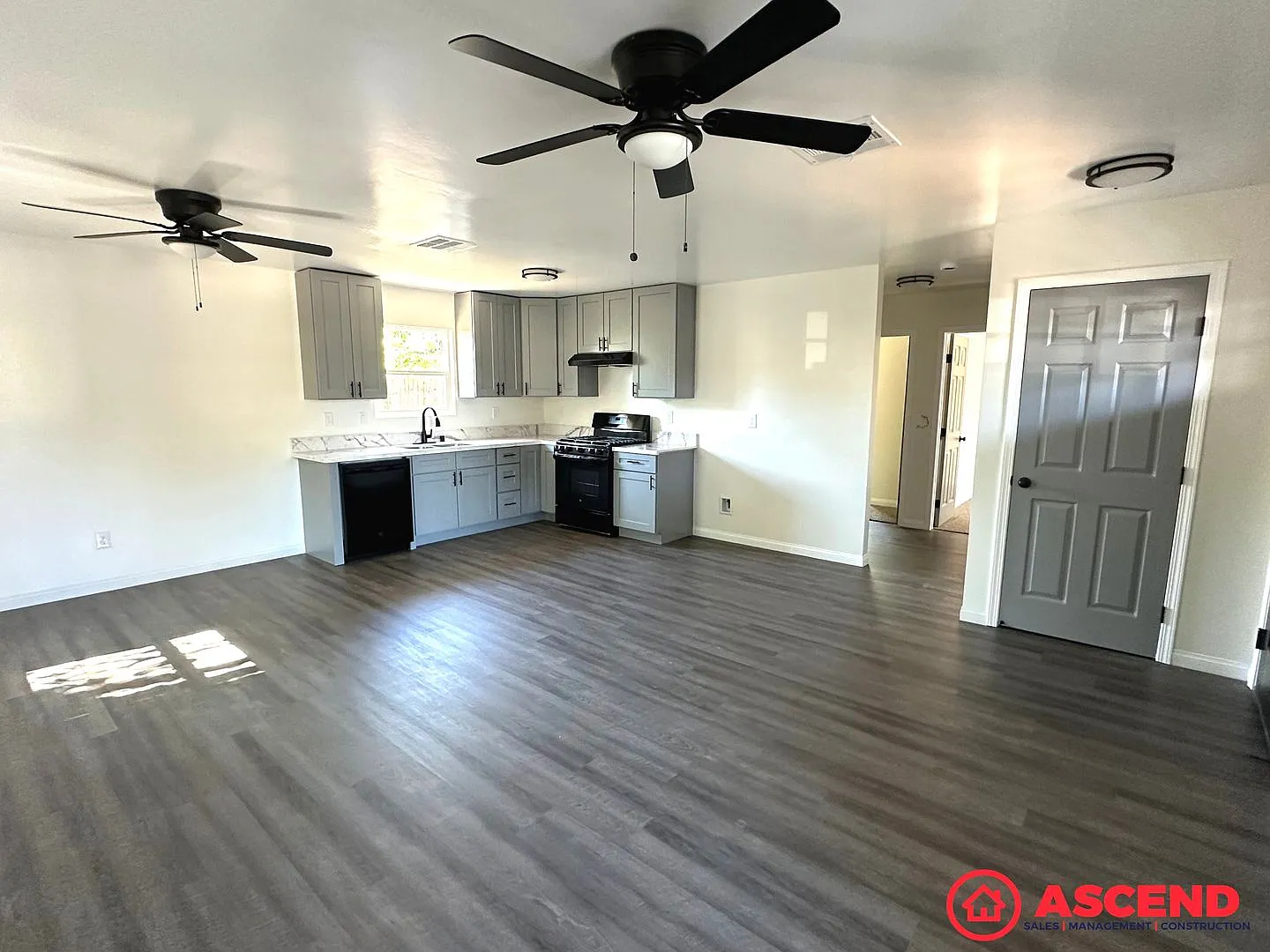 Brand-New 2-Bedroom, 1-Bath Home in Bakersfield Water Included, Pets Welcome — Photo 3