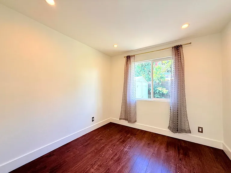 4447 Lockwood Ave — Photo 29