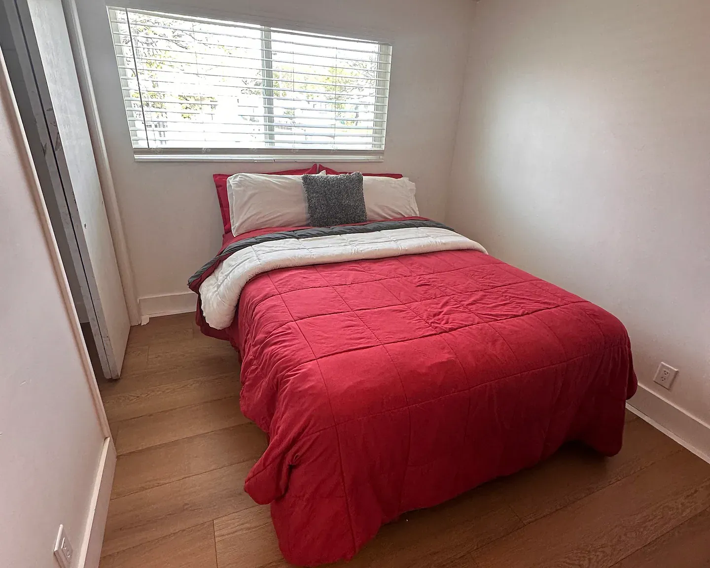 Fully Furnished 3 Bedroom - 4 beds — Photo 2