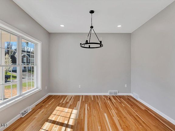 5th image of 105 Diamond Place