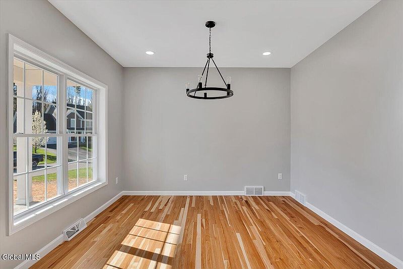 5th image of 105 Diamond Place