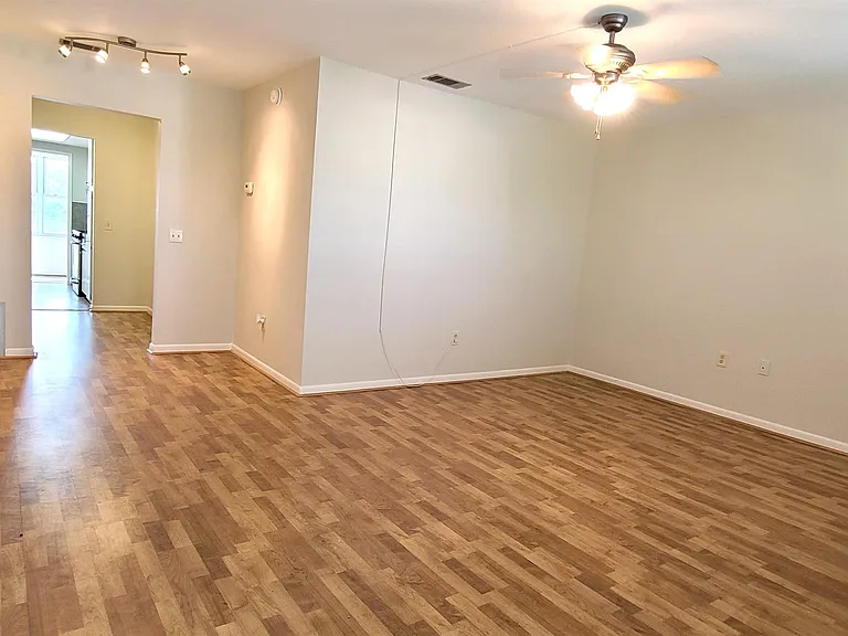911 Washington Ave #1-305 — Photo 2