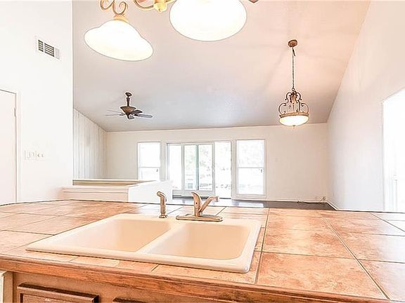 3rd image of 83 Lakeview Vlg