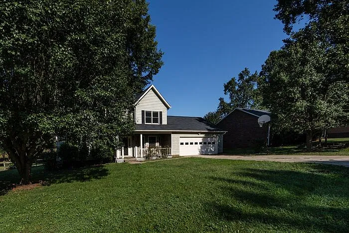 3 bed, 2.5 bath, 1824 sqft, $1,845 — Photo 2