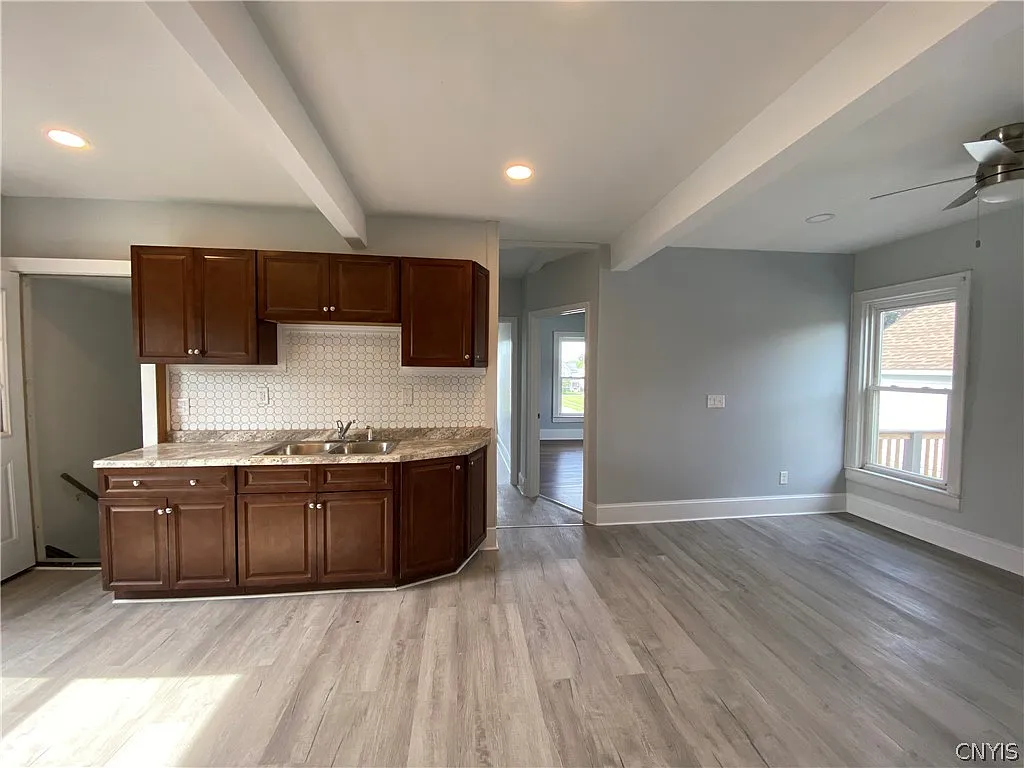 2 bed, 1.0 bath, 2364 sqft, $1,400 — Photo 4