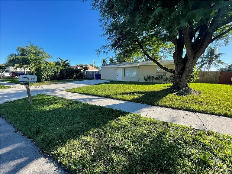 1810 SW 64th Ter — Photo 2