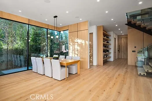14758 Morrison St — Photo 32