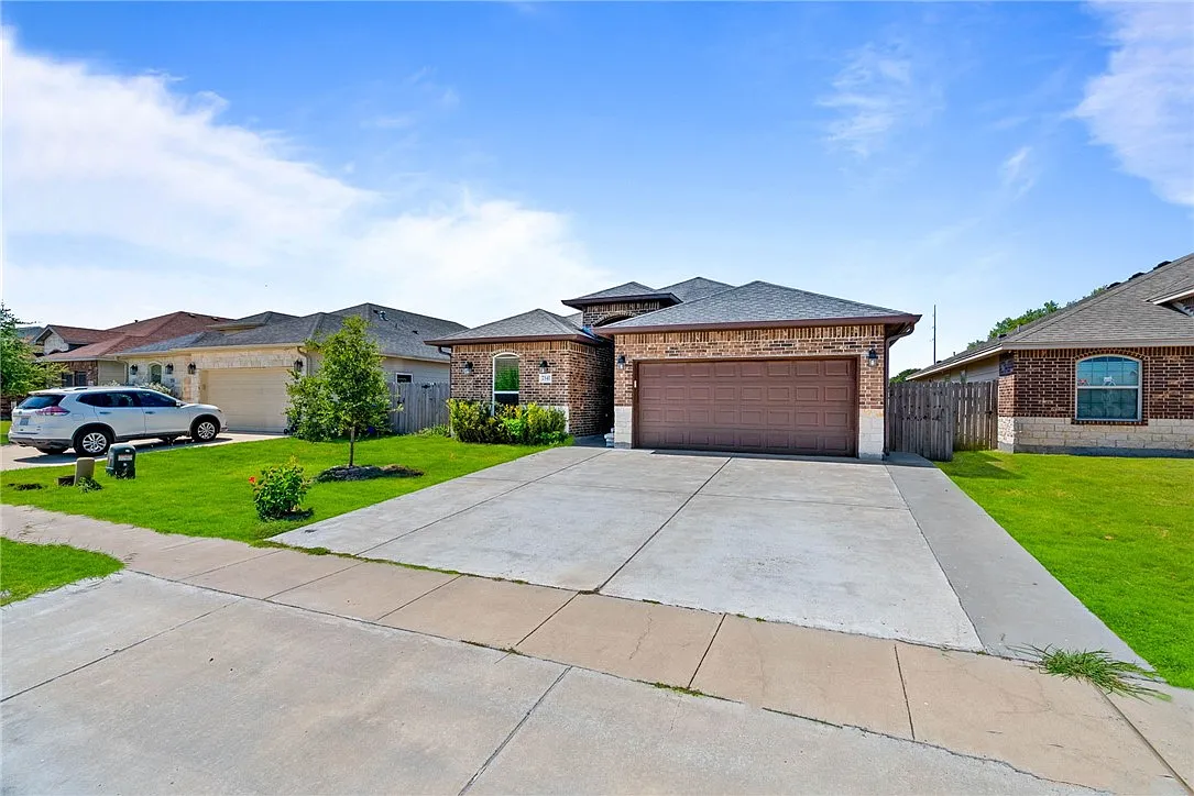 4 bed, 3.0 bath, 1937 sqft, $2,495 — Photo 2