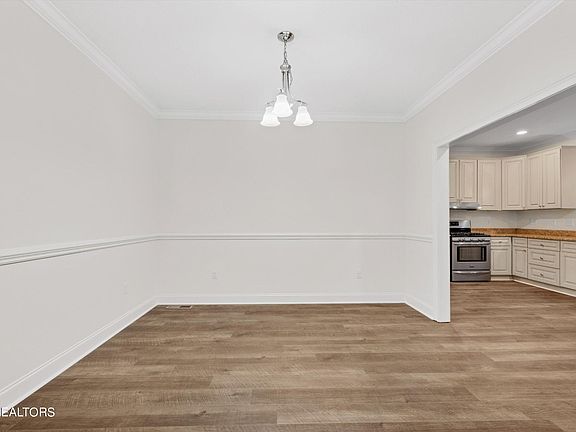 5th image of 1037 Gothic Manor Way