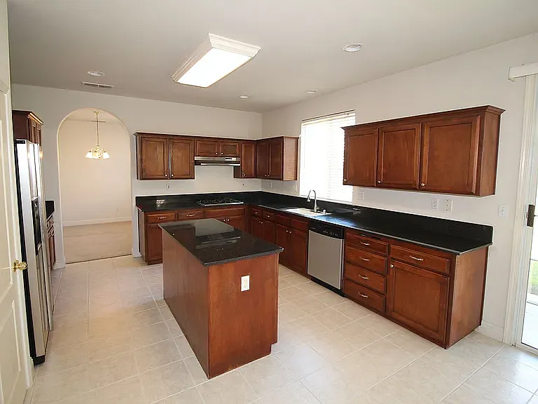 4 bed, 2863 sqft, $2,995 — Photo 4