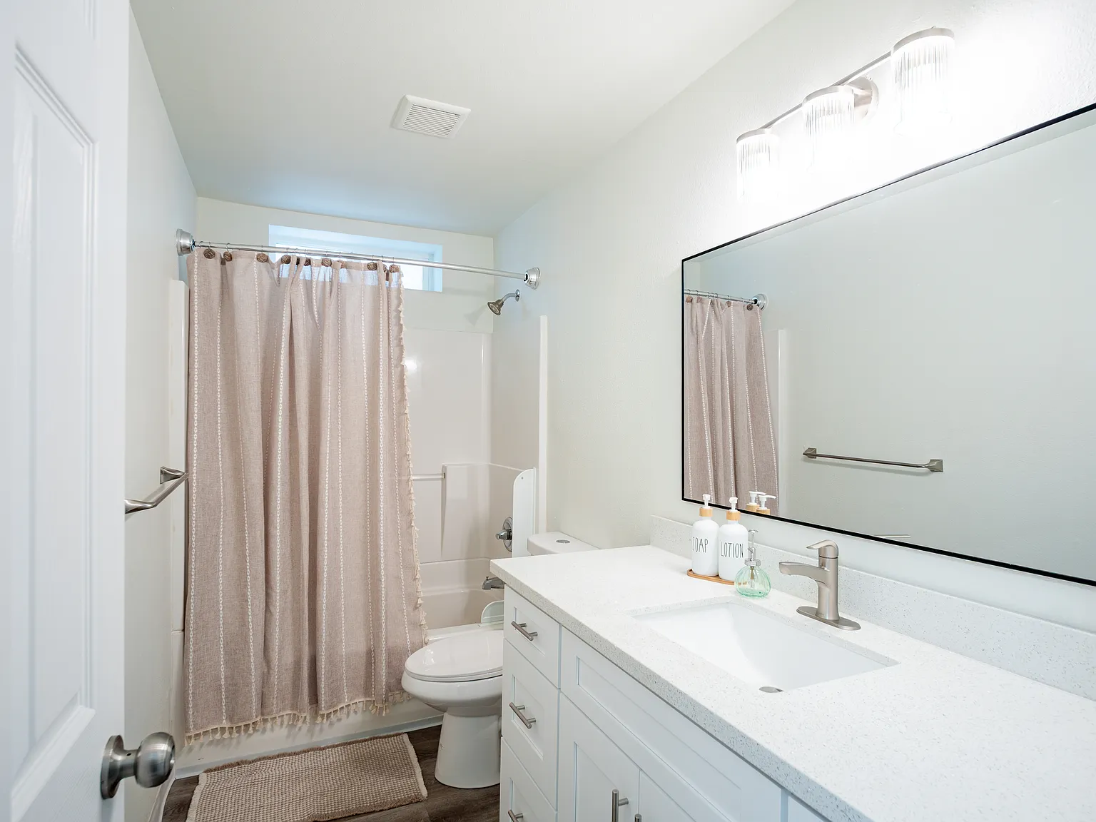 2 bed, 1040 sqft, $1,950 — Photo 2