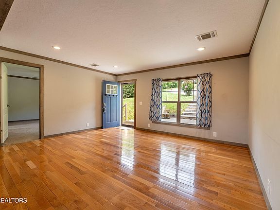 5th image of 126 Gregory Ln