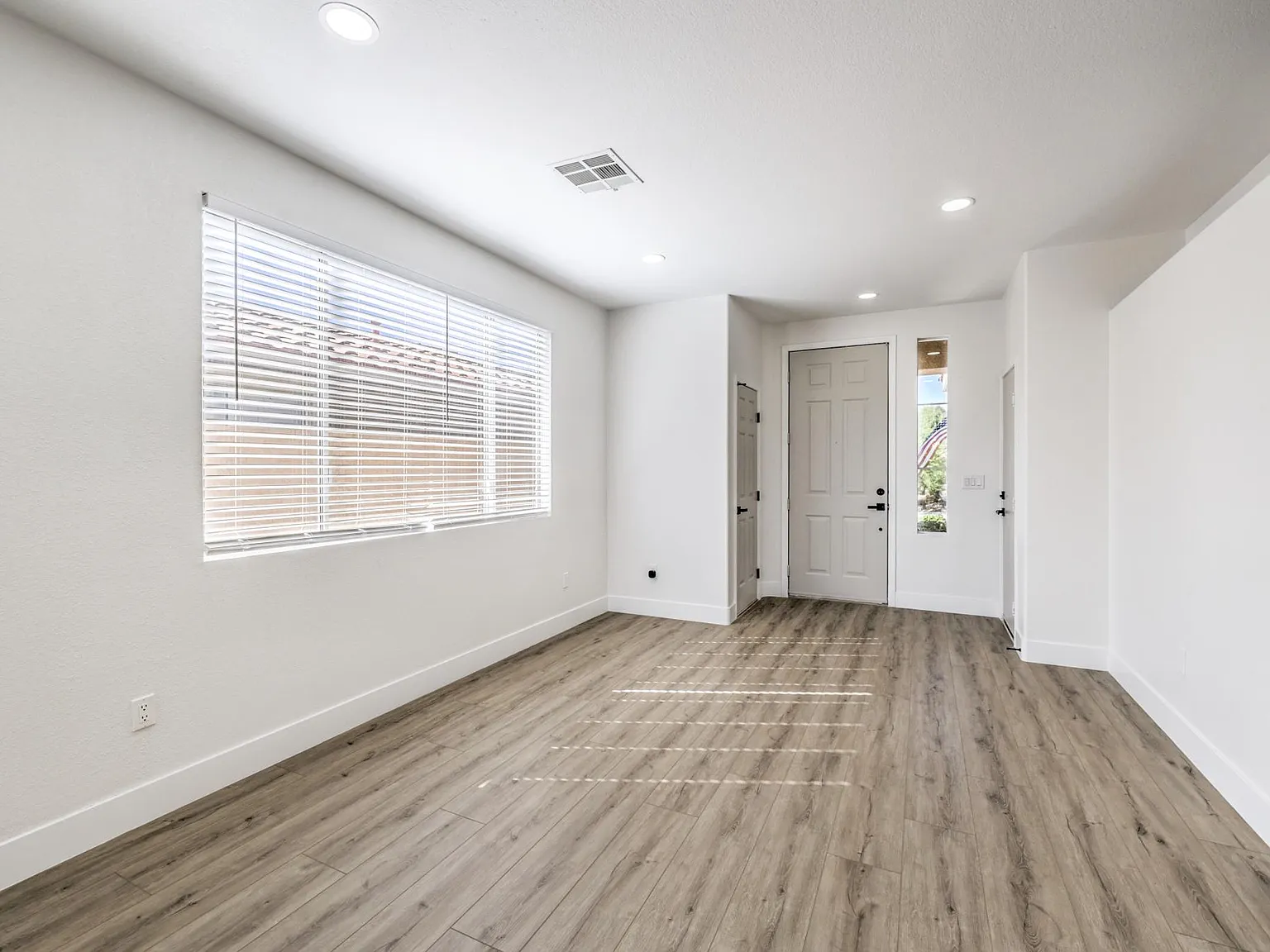 3 bed, 1317 sqft, $3,650 — Photo 2
