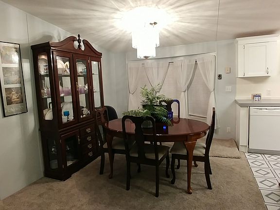 Dining room w/bay windows