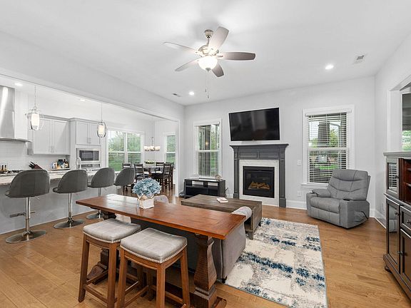 2nd image of 1521 Armscroft Ln