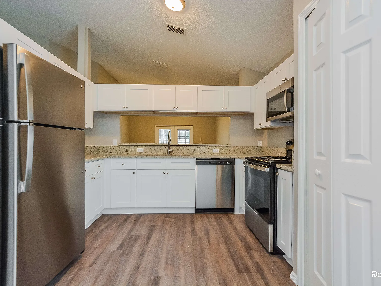 3 bed, 2.0 bath, 1588 sqft, $2,499 — Photo 2