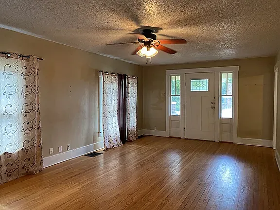 3 bed, 1100 sqft, $1,575 — Photo 2